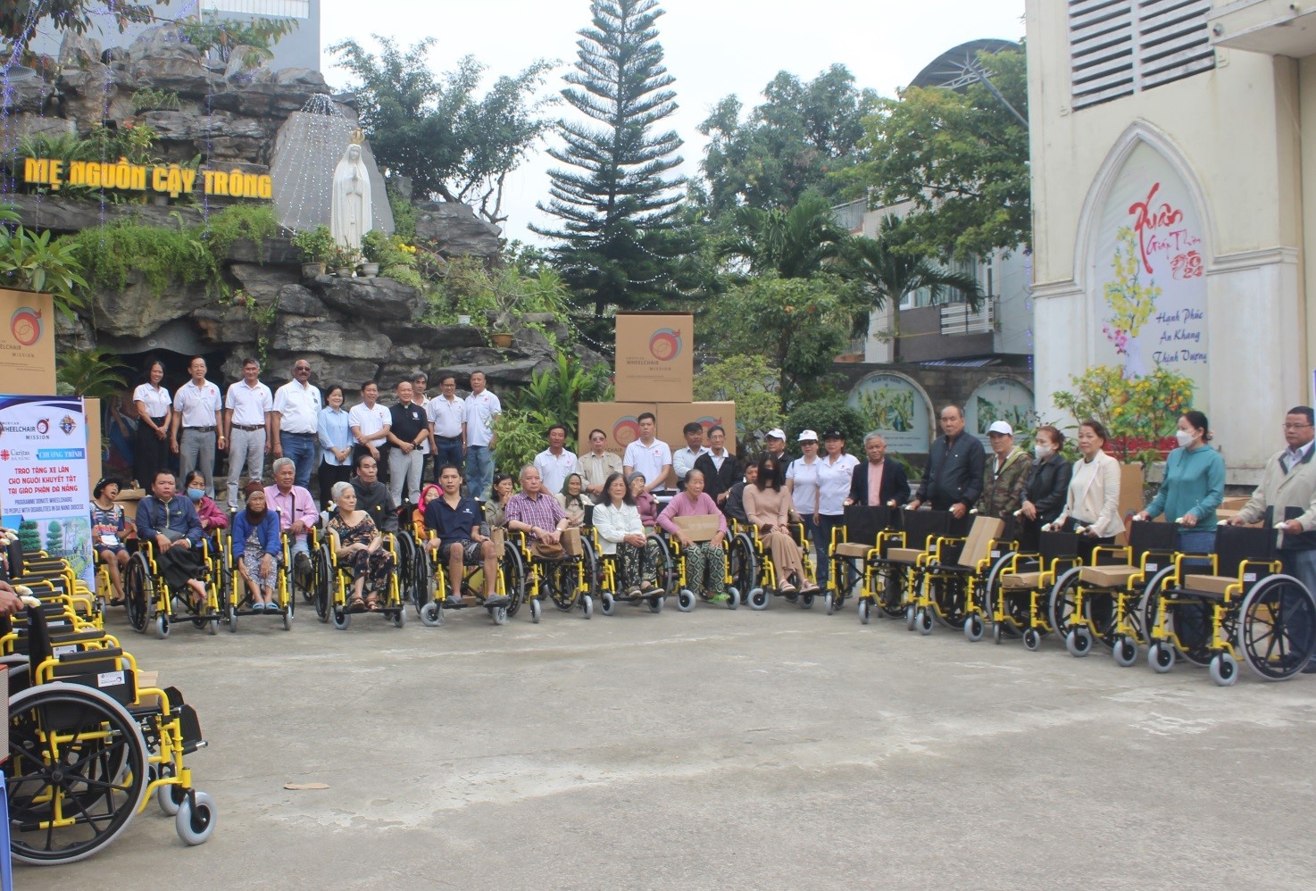 Caritas Đà Nẵng đồng hành trao xe lăn người khuyết tật